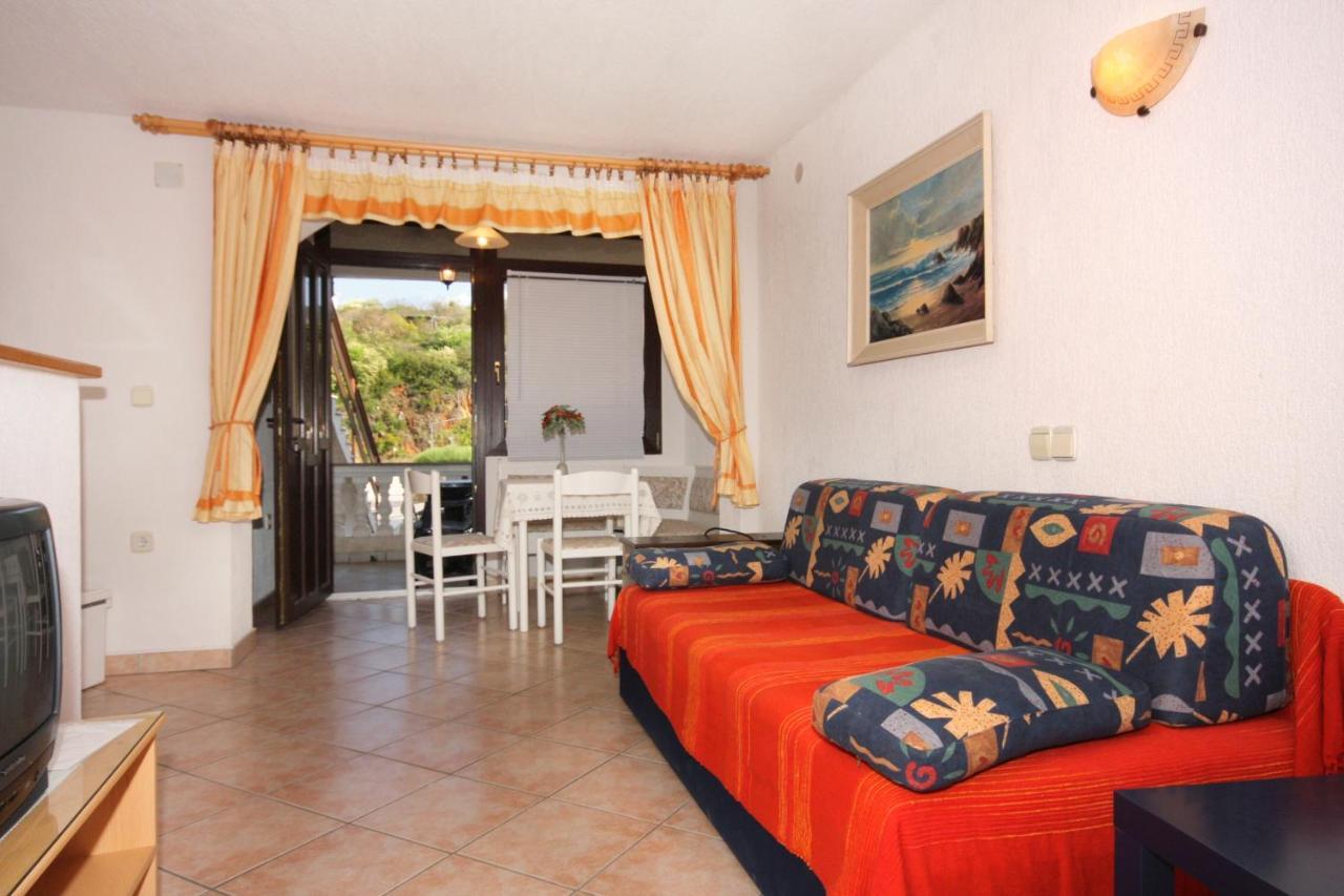 Apartments And Rooms With Parking Space Vrbnik, Krk - 5301 Экстерьер фото