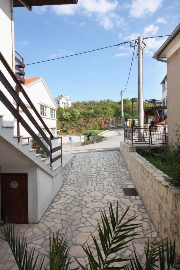 Apartments And Rooms With Parking Space Vrbnik, Krk - 5301 Экстерьер фото