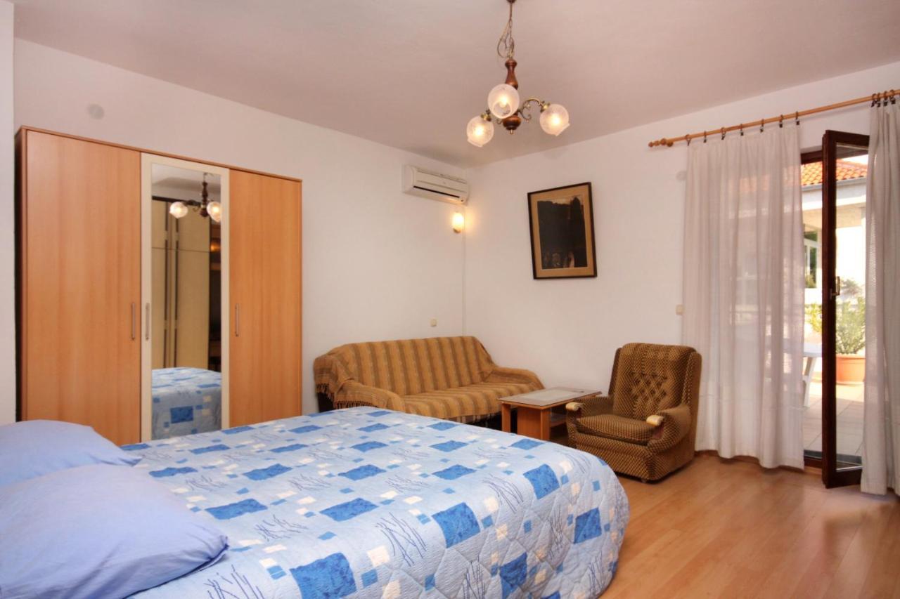 Apartments And Rooms With Parking Space Vrbnik, Krk - 5301 Экстерьер фото