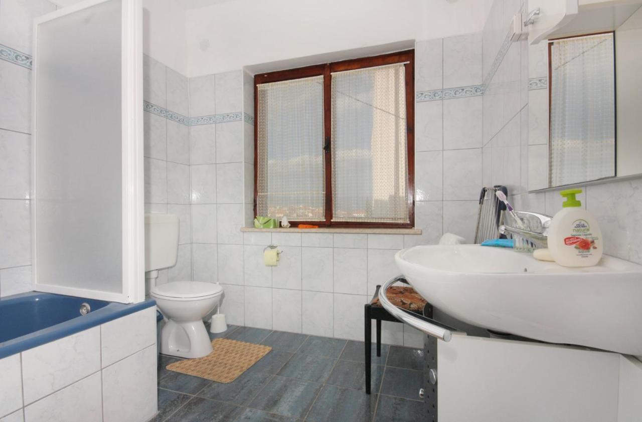 Apartments And Rooms With Parking Space Vrbnik, Krk - 5301 Экстерьер фото